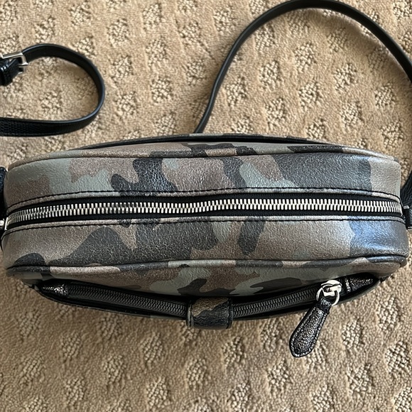G.I.L.I Leather Camoflauge Crossbody Bag with Wallet - Picture 7 of 16
